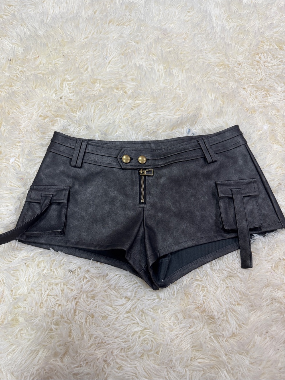 EDIKTED MINI LEATHER SHORTS MEDIUM